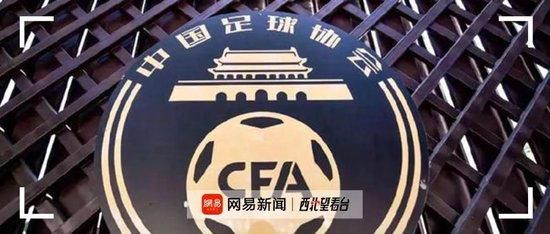女的扒开尿口给男的捅
