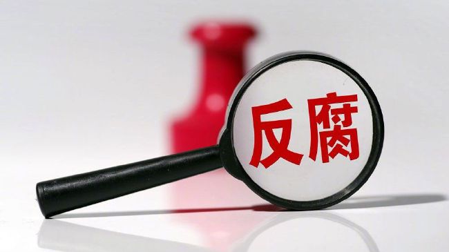 触手怪从下部入侵美女