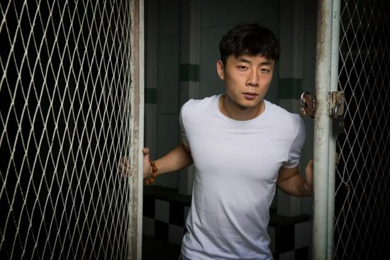 被两个男人吃奶三p爽文